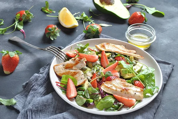 Chicken Salad Avocado Strawberries Blue Cheese Arugula Beet Leaves Healthy — Stock Photo, Image