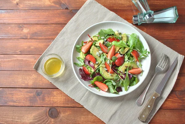 Avokado Salatası Çilek Mavi Peynir Roka Pancar Ahşap Arka Plan — Stok fotoğraf