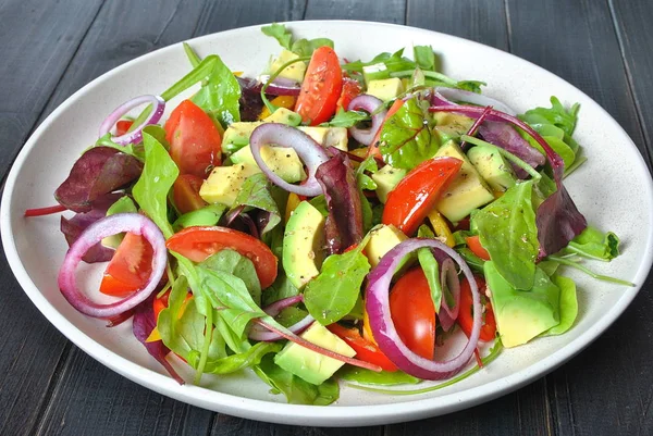 Salade Avocats Frais Avec Tomates Cerises Oignon Rouge Feuilles Betterave — Photo