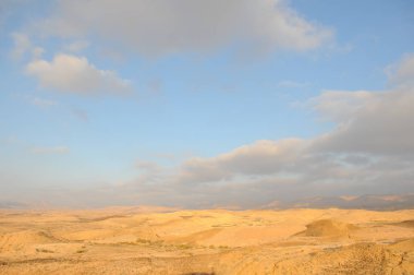 Gün doğumunda çöl manzarası. İsrail Ulusal Patikası 'nın çöl yürüyüşü. Negev Çölü. Vadi. Renkli kumlar
