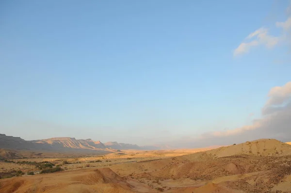 日の出砂漠の風景 イスラエル国立トレイルの砂漠の一部をハイキングします ネゲヴ砂漠 バレー カラフルな砂 — ストック写真