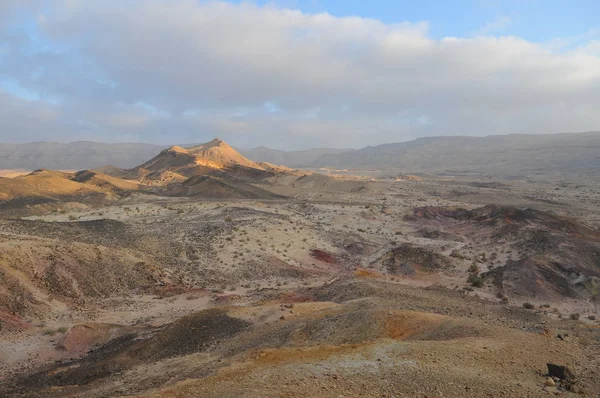 日の出砂漠の風景 イスラエル国立トレイルの砂漠の一部をハイキングします ネゲヴ砂漠 バレー カラフルな砂 — ストック写真