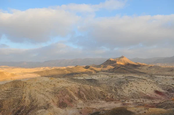 日の出砂漠の風景 イスラエル国立トレイルの砂漠の一部をハイキングします ネゲヴ砂漠 バレー カラフルな砂 — ストック写真
