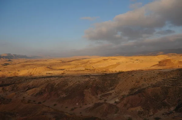 日の出砂漠の風景 イスラエル国立トレイルの砂漠の一部をハイキングします ネゲヴ砂漠 バレー カラフルな砂 — ストック写真