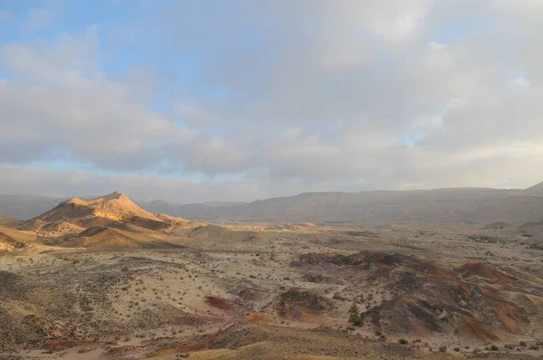 日の出砂漠の風景 イスラエル国立トレイルの砂漠の一部をハイキングします ネゲヴ砂漠 バレー カラフルな砂 — ストック写真