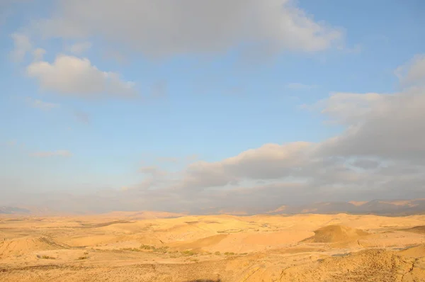 日の出砂漠の風景 イスラエル国立トレイルの砂漠の一部をハイキングします ネゲヴ砂漠 バレー カラフルな砂 — ストック写真