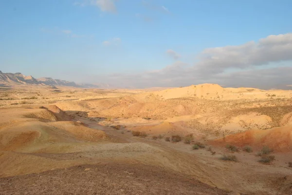 日の出砂漠の風景 イスラエル国立トレイルの砂漠の一部をハイキングします ネゲヴ砂漠 バレー カラフルな砂 — ストック写真