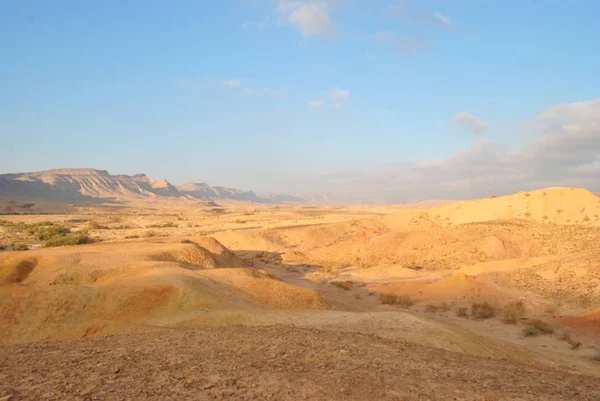 日の出砂漠の風景 イスラエル国立トレイルの砂漠の一部をハイキングします ネゲヴ砂漠 バレー カラフルな砂 — ストック写真