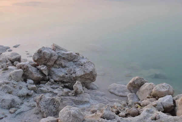 以色列死海海岸上空的日出 地球上最低的地方 日出时的盐晶体 死海矿物和盐 — 图库照片