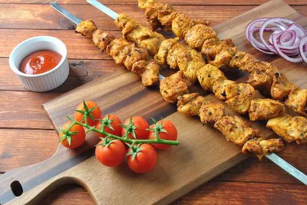 Barbekü eti. Tavuk kebabı. Ahşap arka planda sebzeli tavuk Shashlik. Kırsal tarzda. Üst görünüm 