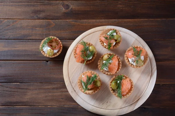 Tartaletas Con Salmón Fresco Queso Crema Filadelfia Aceitunas Sobre Fondo —  Fotos de Stock