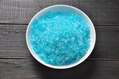 Spa ve vücut bakım ürünleri. Renkli aromatik banyo ölü deniz tuzu. Ev yapımı Vücut tuz fırçalama için doğal maddeler. Dead Sea Kozmetik. Güzellik Cilt Bakımı. Kaplıca tedavisi. 