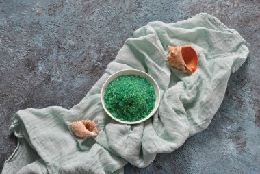 Spa ve vücut bakım ürünleri. Renkli aromatik banyo ölü deniz tuzu. Ev yapımı Vücut tuz fırçalama için doğal maddeler. Dead Sea Kozmetik. Güzellik Cilt Bakımı. Kaplıca tedavisi. 