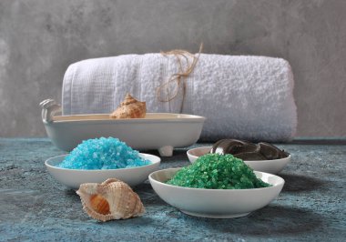 Spa ve vücut bakım ürünleri. Renkli aromatik banyo Dead Sea siyah Dead Sea çamur tuz... Ev yapımı Vücut tuz fırçalama için doğal maddeler. Dead Sea Kozmetik. Güzellik Cilt Bakımı. Kaplıca tedavisi.