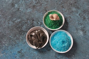 Spa ve vücut bakım ürünleri. Renkli aromatik banyo Dead Sea siyah Dead Sea çamur tuz... Ev yapımı Vücut tuz fırçalama için doğal maddeler. Dead Sea Kozmetik. Güzellik Cilt Bakımı. Kaplıca tedavisi.