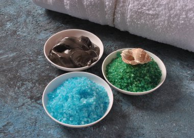 Spa ve vücut bakım ürünleri. Renkli aromatik banyo Dead Sea siyah Dead Sea çamur tuz... Ev yapımı Vücut tuz fırçalama için doğal maddeler. Dead Sea Kozmetik. Güzellik Cilt Bakımı. Kaplıca tedavisi.