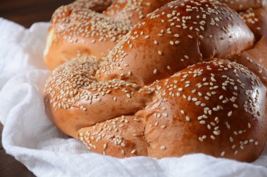 Susamlı ev yapımı challah ekmeği. Şabat için geleneksel Yahudi ekmeği 