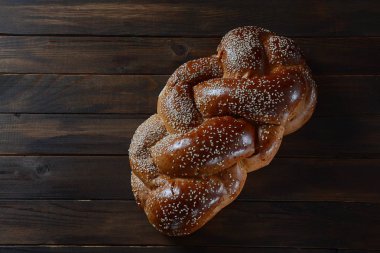 Susamlı ev yapımı challah ekmeği. Şabat için geleneksel Yahudi ekmeği 