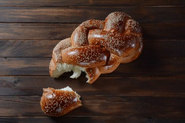 Susamlı ev yapımı challah ekmeği. Şabat için geleneksel Yahudi ekmeği 