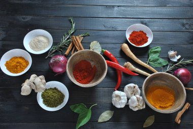 Renkli çeşitli yemek için taze ve kuru otlar, baharatlar. Baharat ve baharat, kırmızı biber tozu, tarçın, kırmızı soğan ot. sarımsak, fesleğen, koyu arka plan üzerinde zencefil kökü.