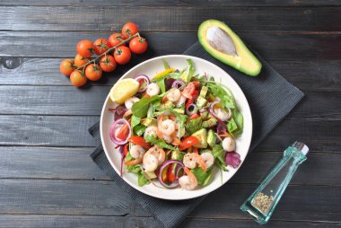 Avokado salata karides, cherry domates, roka pancar yaprakları, kırmızı soğan, sarı tatlı biber. Sağlıklı öğle yemeği tabak karides ve sebze ile 