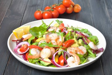 Avokado salata karides, cherry domates, roka pancar yaprakları, kırmızı soğan, sarı tatlı biber. Sağlıklı öğle yemeği tabak karides ve sebze ile 