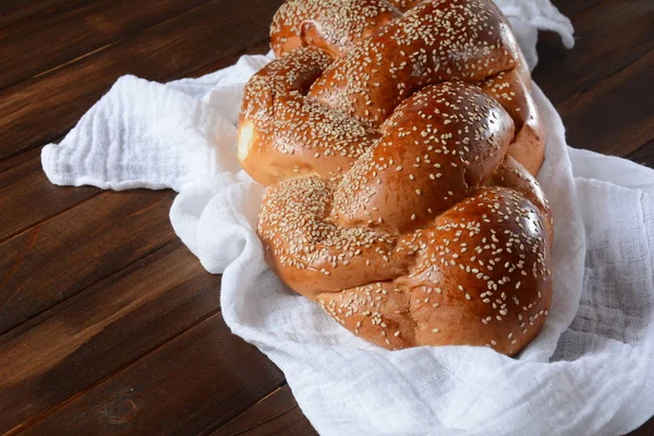 Hemlagat Utmaningsbröd Med Sesamfrön Judisk Traditionellt Bröd För Sabbat — Stockfoto