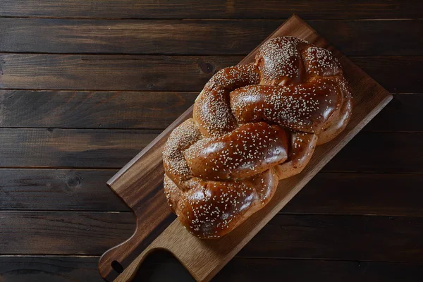 Susamlı ev yapımı challah ekmeği. Şabat için geleneksel Yahudi ekmeği 