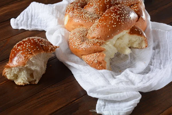 Susamlı Yapımı Challah Ekmeği Şabat Için Geleneksel Yahudi Ekmeği — Stok fotoğraf