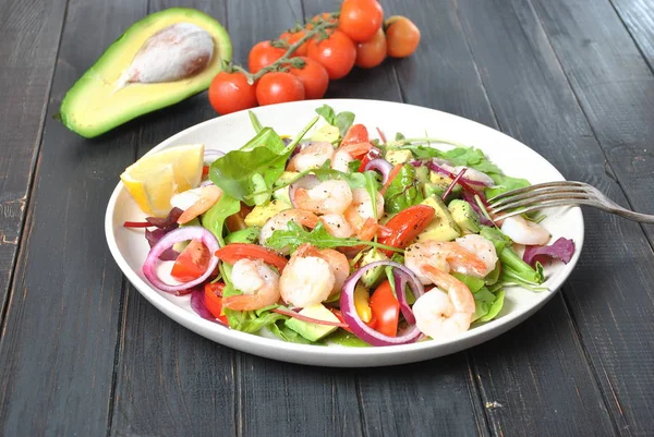 Salade Avocat Aux Crevettes Tomates Cerises Feuilles Betterave Roquette Oignon — Photo