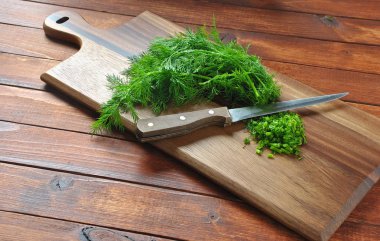 Ahşap arka plan üzerinde taze dereotu