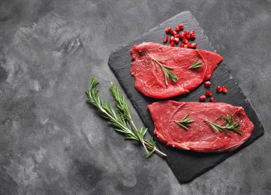 İçindekilerle, baharatlarla, baharatlarla ve narlarla dilimlenmiş çiğ et.