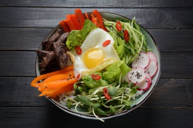 Bibimbap pilav kızarmış yumurta sığır eti ve sebze ile. Ev yapımı geleneksel Kore yemeği. Bibimbub. Bibimbab.