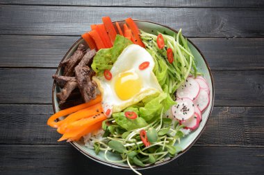 Bibimbap pilav kızarmış yumurta sığır eti ve sebze ile. Ev yapımı geleneksel Kore yemeği. Bibimbub. Bibimbab.