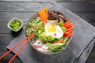 Bibimbap pilav kızarmış yumurta sığır eti ve sebze ile. Ev yapımı geleneksel Kore yemeği. Bibimbub. Bibimbab.