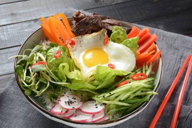 Bibimbap pilav kızarmış yumurta sığır eti ve sebze ile. Ev yapımı geleneksel Kore yemeği. Bibimbub. Bibimbab.