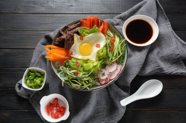 Bibimbap pilav kızarmış yumurta sığır eti ve sebze ile. Ev yapımı geleneksel Kore yemeği. Bibimbub. Bibimbab.