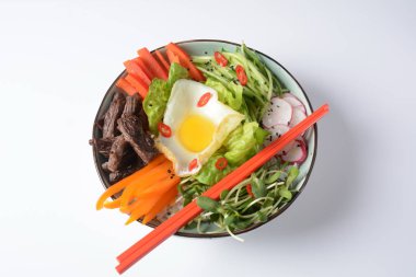 Bı Bim Bap pilav kızarmış yumurta sığır eti ve sebze ile. Ev yapımı geleneksel Kore yemeği. Bibimbub. Bibimbab.