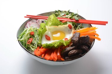 Bı Bim Bap pilav kızarmış yumurta sığır eti ve sebze ile. Ev yapımı geleneksel Kore yemeği. Bibimbub. Bibimbab.