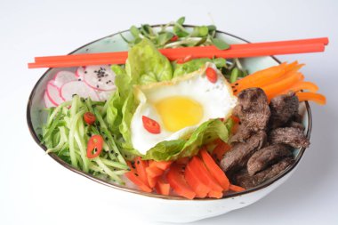 Bı Bim Bap pilav kızarmış yumurta sığır eti ve sebze ile. Ev yapımı geleneksel Kore yemeği. Bibimbub. Bibimbab.