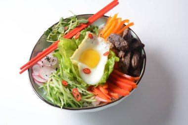 Bı Bim Bap pilav kızarmış yumurta sığır eti ve sebze ile. Ev yapımı geleneksel Kore yemeği. Bibimbub. Bibimbab.