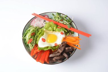 Bı Bim Bap pilav kızarmış yumurta sığır eti ve sebze ile. Ev yapımı geleneksel Kore yemeği. Bibimbub. Bibimbab.