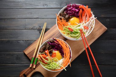 Bı Bim Bap pilav kızarmış yumurta sığır eti ve sebze ile. Ev yapımı geleneksel Kore yemeği. Bibimbub. Bibimbab.