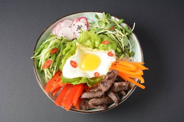 Bı Bim Bap pilav kızarmış yumurta sığır eti ve sebze ile. Ev yapımı geleneksel Kore yemeği. Bibimbub. Bibimbab.