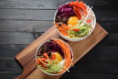 Bı Bim Bap pilav kızarmış yumurta sığır eti ve sebze ile. Ev yapımı geleneksel Kore yemeği. Bibimbub. Bibimbab.