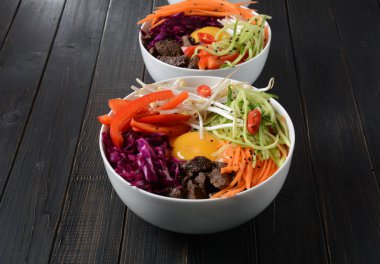 Bı Bim Bap pilav kızarmış yumurta sığır eti ve sebze ile. Ev yapımı geleneksel Kore yemeği. Bibimbub. Bibimbab.