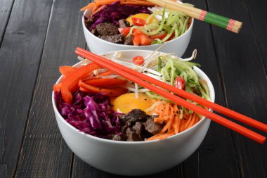 Bı Bim Bap pilav kızarmış yumurta sığır eti ve sebze ile. Ev yapımı geleneksel Kore yemeği. Bibimbub. Bibimbab.