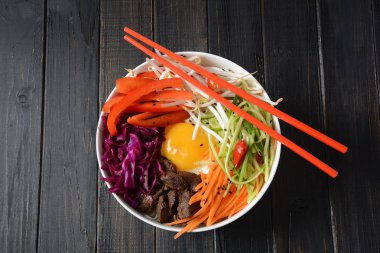 Bı Bim Bap pilav kızarmış yumurta sığır eti ve sebze ile. Ev yapımı geleneksel Kore yemeği. Bibimbub. Bibimbab.