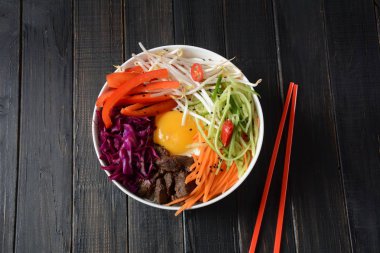 Bı Bim Bap pilav kızarmış yumurta sığır eti ve sebze ile. Ev yapımı geleneksel Kore yemeği. Bibimbub. Bibimbab.
