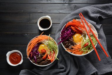 Bı Bim Bap pilav kızarmış yumurta sığır eti ve sebze ile. Ev yapımı geleneksel Kore yemeği. Bibimbub. Bibimbab.